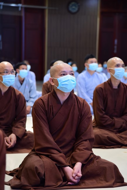 Taking comments to complete recording visual images in the rain season retreat